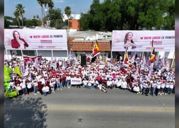 Se unen cientos de neolaredenses a pegoteo en apoyo a Carmen Lilia Canturosas