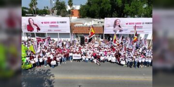 Se unen cientos de neolaredenses a pegoteo en apoyo a Carmen Lilia Canturosas