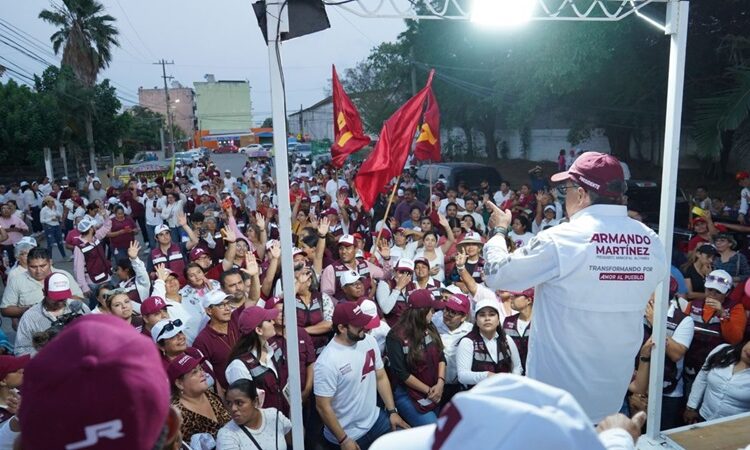 Suma Armando Martínez Manríquez voluntades en el Fracc. Corredor Industrial