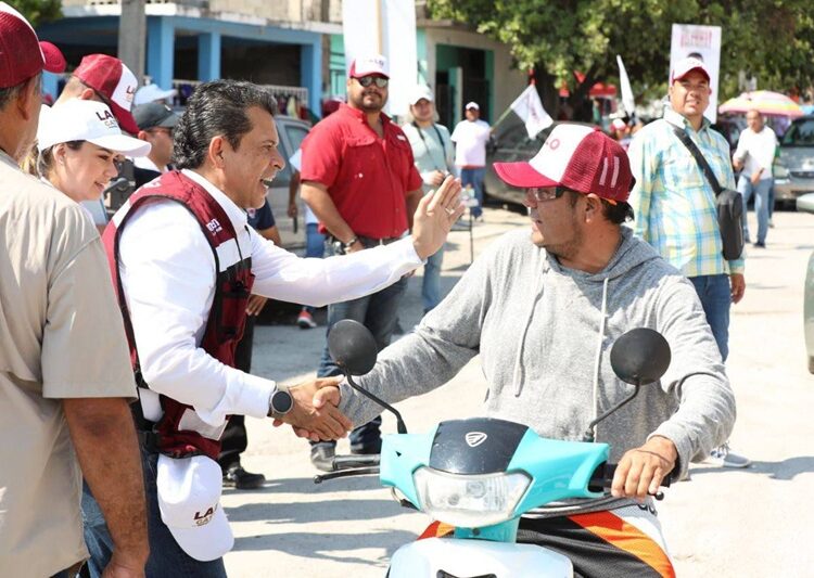 Tianguistas de la Américo se suman a Lalo Gattás