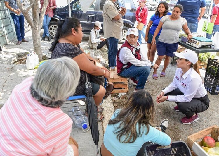 Tianguistas de la Américo se suman a Lalo Gattás
