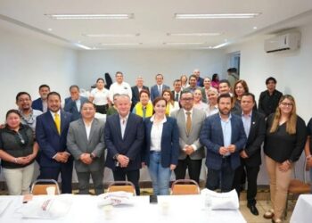 Visita Carmen Lilia Canturosas a miembros de la CANACINTRA en NLD