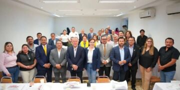 Visita Carmen Lilia Canturosas a miembros de la CANACINTRA en NLD