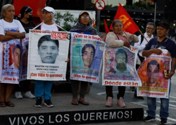 Padres de los 43 de Ayotzinapa exigen diálogo con AMLO