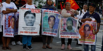 Padres de los 43 de Ayotzinapa exigen diálogo con AMLO