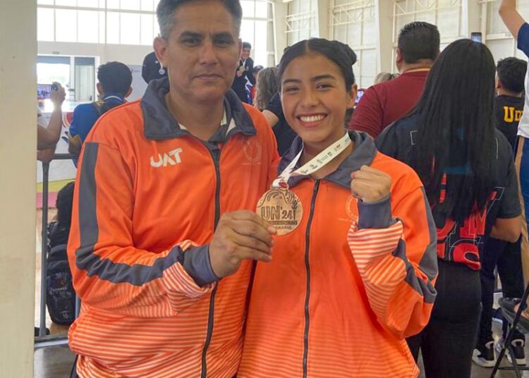 Laura Zamora da bronce en Karate para la UAT
