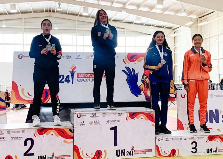 Laura Zamora da bronce en Karate para la UAT