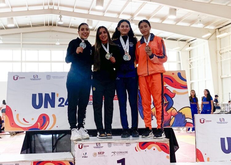 Laura Zamora da bronce en Karate para la UAT