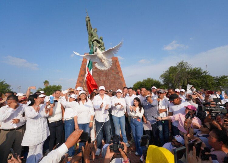 Más de 15 mil neolaredenses marchan por la democracia