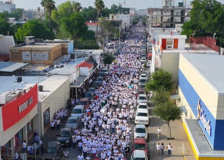 Más de 15 mil neolaredenses marchan por la democracia