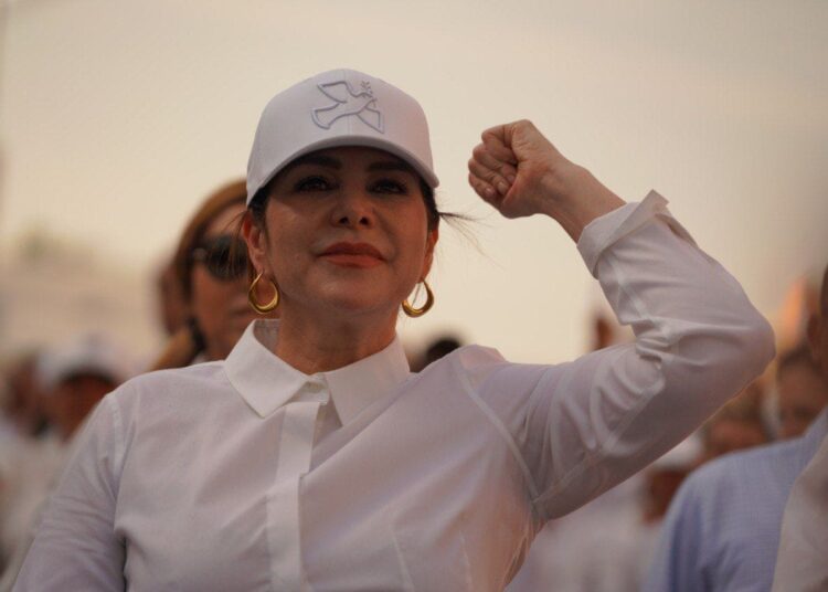 Más de 15 mil neolaredenses marchan por la democracia