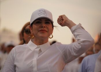 Más de 15 mil neolaredenses marchan por la democracia