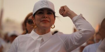 Más de 15 mil neolaredenses marchan por la democracia