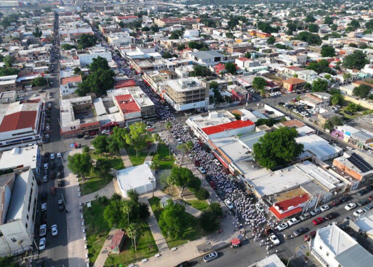 Más de 15 mil neolaredenses marchan por la democracia