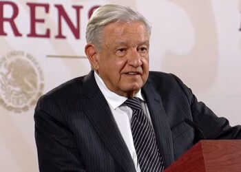 AMLO anuncia aumento salarial del 10% en promedio para maestros