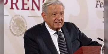 AMLO anuncia aumento salarial del 10% en promedio para maestros