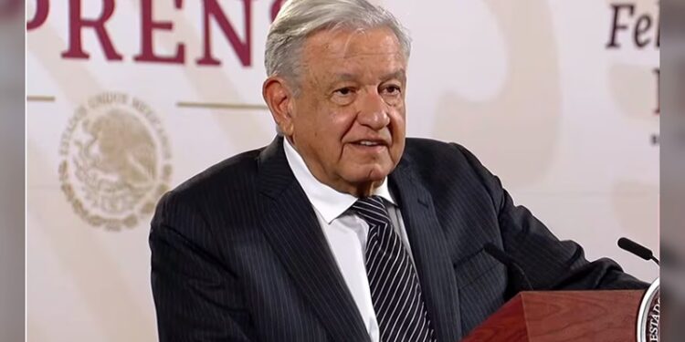 AMLO anuncia aumento salarial del 10% en promedio para maestros