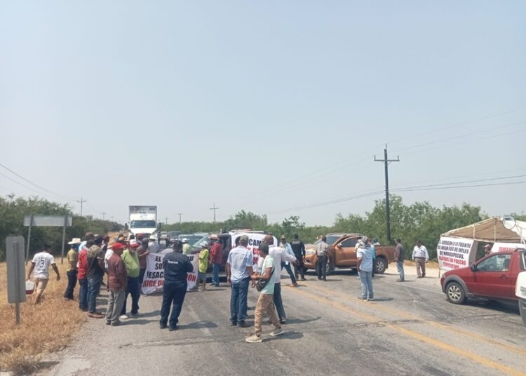 Agricultores cierran la carretera Federal 101 San Fernando-Victoria