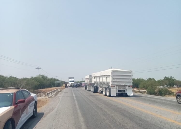 Agricultores cierran la carretera Federal 101 San Fernando-Victoria