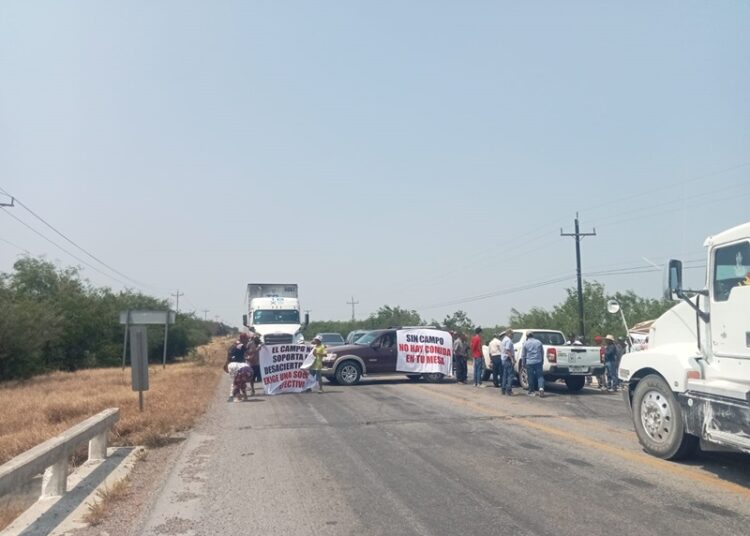 Agricultores cierran la carretera Federal 101 San Fernando-Victoria