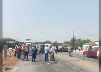 Agricultores cierran la carretera Federal 101 San Fernando-Victoria