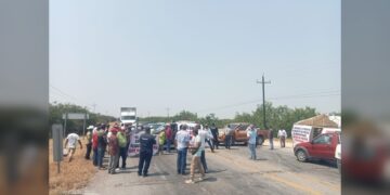 Agricultores cierran la carretera Federal 101 San Fernando-Victoria