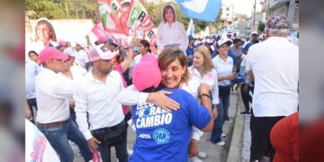 Asegura Rosa González que se continuará avanzando en pavimentación de calles