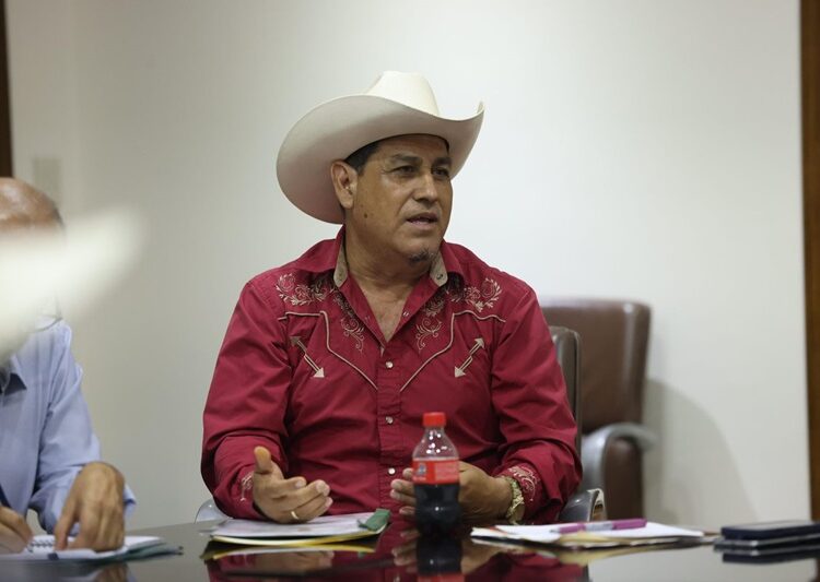 Atiende Américo a sorgueros; planteará a AMLO sus demandas