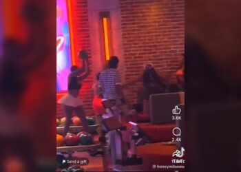 Mujer golpea la cabeza de otra con bola de boliche en Miami