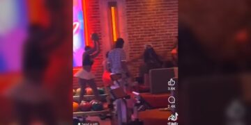 Mujer golpea la cabeza de otra con bola de boliche en Miami