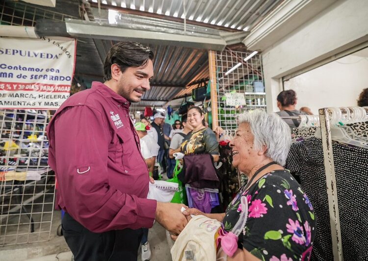 Carlos Peña en su visita al Tianguis Jarachina, refuerza la unión y apoyo a comerciantes