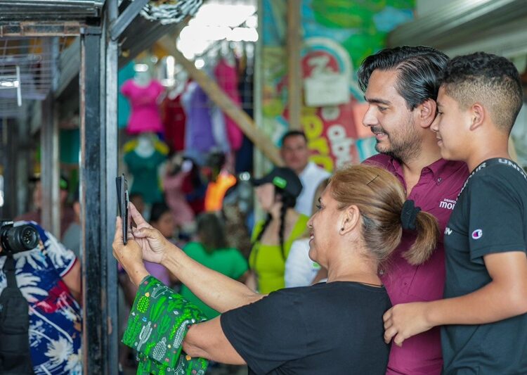 Carlos Peña en su visita al Tianguis Jarachina, refuerza la unión y apoyo a comerciantes