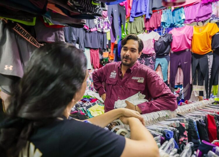 Carlos Peña en su visita al Tianguis Jarachina, refuerza la unión y apoyo a comerciantes