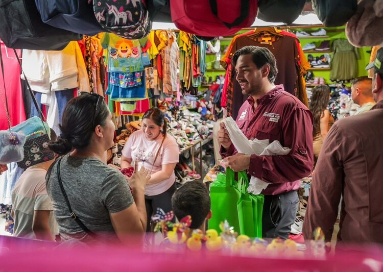 Carlos Peña en su visita al Tianguis Jarachina, refuerza la unión y apoyo a comerciantes