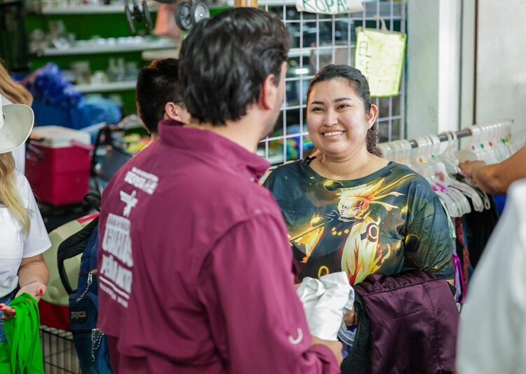 Carlos Peña en su visita al Tianguis Jarachina, refuerza la unión y apoyo a comerciantes