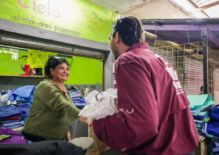 Carlos Peña en su visita al Tianguis Jarachina, refuerza la unión y apoyo a comerciantes