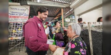 Carlos Peña en su visita al Tianguis Jarachina, refuerza la unión y apoyo a comerciantes