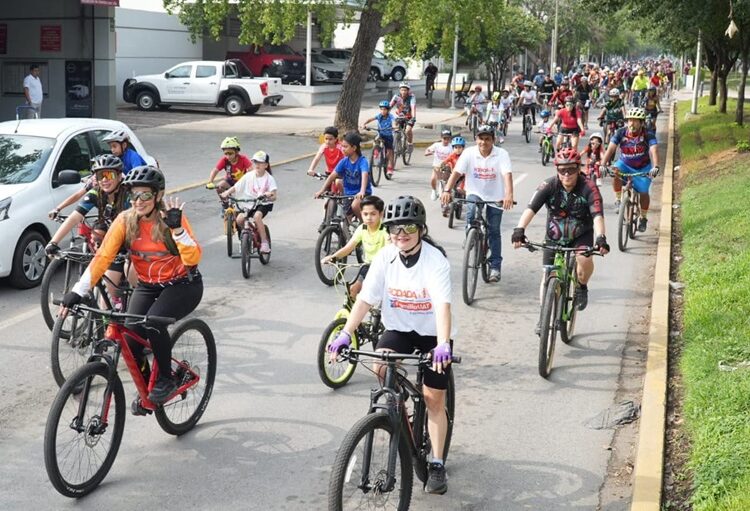 Celebra la UAT con gran éxito rodada deportiva familiar