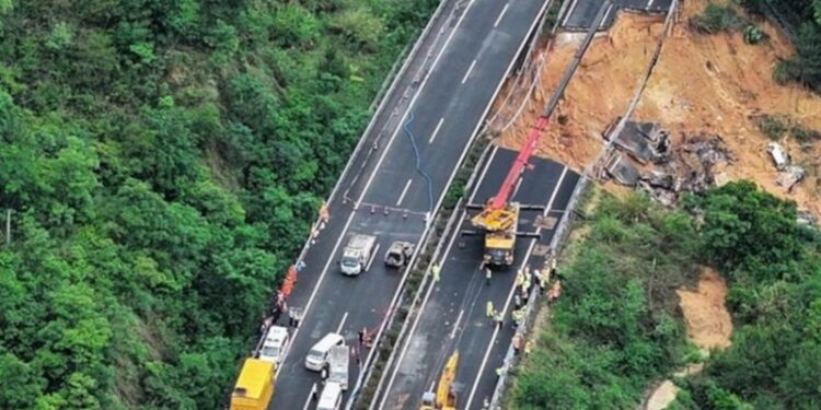 Colapso de autopista en China deja 24 muertos y múltiples heridos