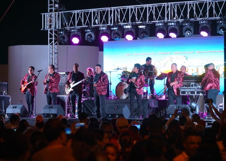 Dan respaldo a Carmen Lilia Canturosas miles de familias del Distrito III