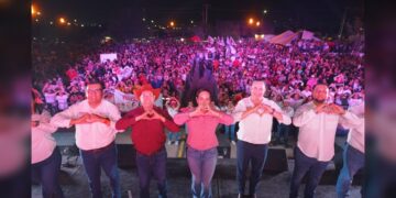 Dan respaldo a Carmen Lilia Canturosas miles de familias del Distrito III