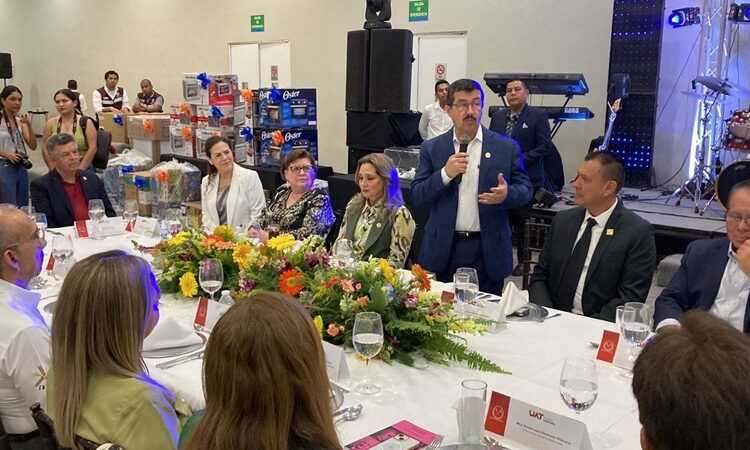 Destaca el rector Dámaso Anaya su reconocimiento a docentes de la UAT