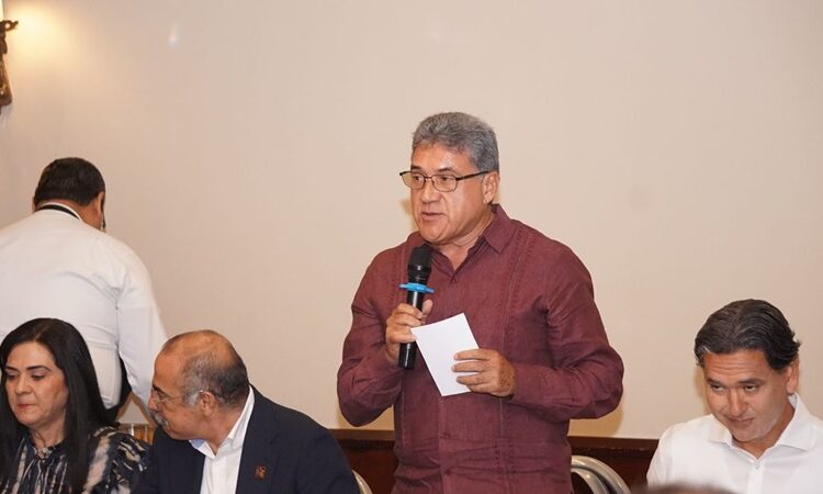 Armando Martínez pacta trabajar de la mano con la iniciativa privada