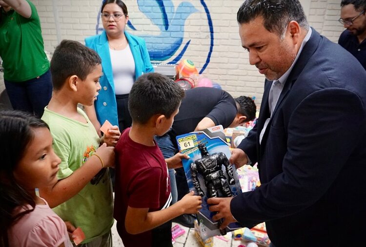 Entrega INDEX Reynosa cientos de juguetes por el Día del Niño