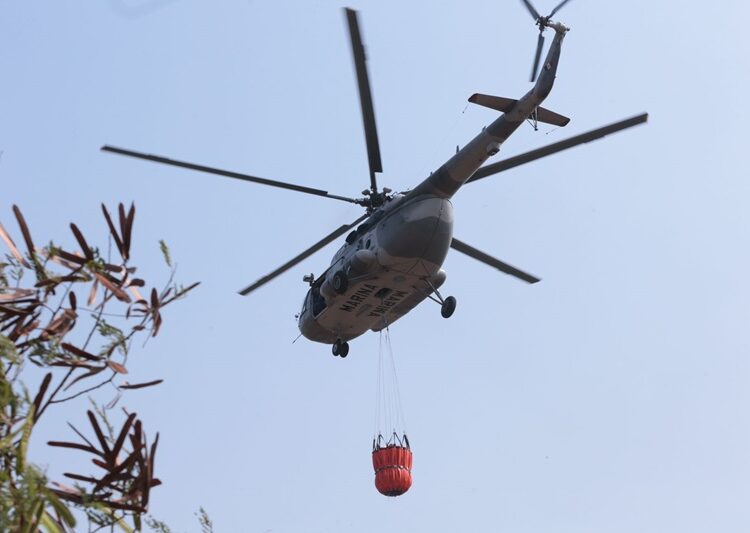 Inicia helicóptero de SEMAR combate a incendio en Cañón del Novillo