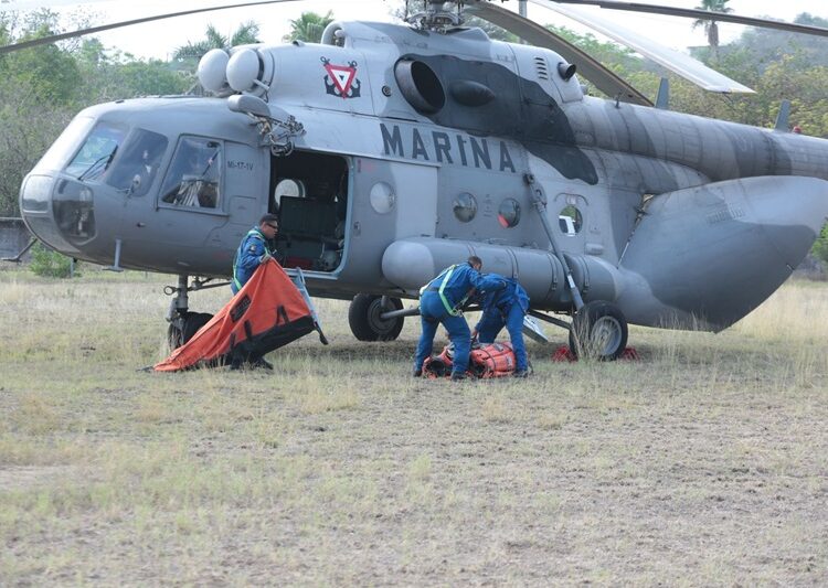 Inicia helicóptero de SEMAR combate a incendio en Cañón del Novillo