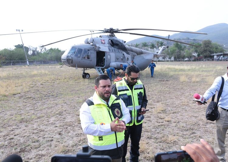 Inicia helicóptero de SEMAR combate a incendio en Cañón del Novillo