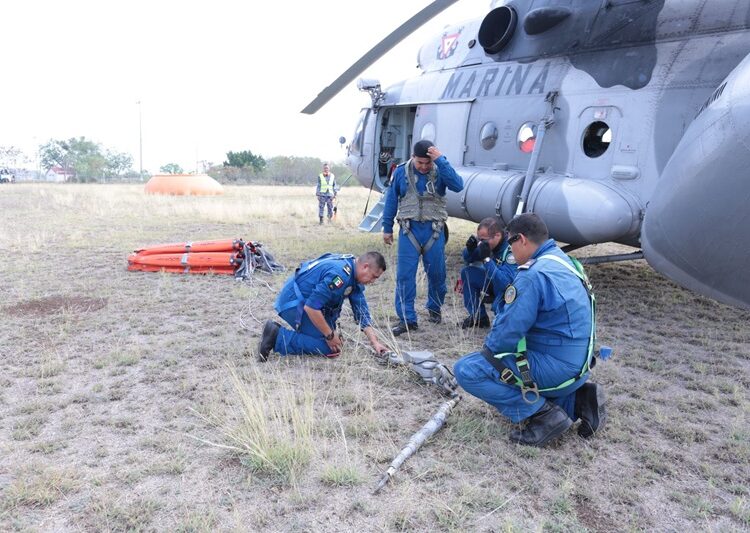 Inicia helicóptero de SEMAR combate a incendio en Cañón del Novillo