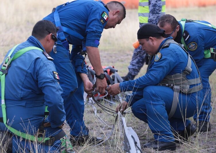 Inicia helicóptero de SEMAR combate a incendio en Cañón del Novillo