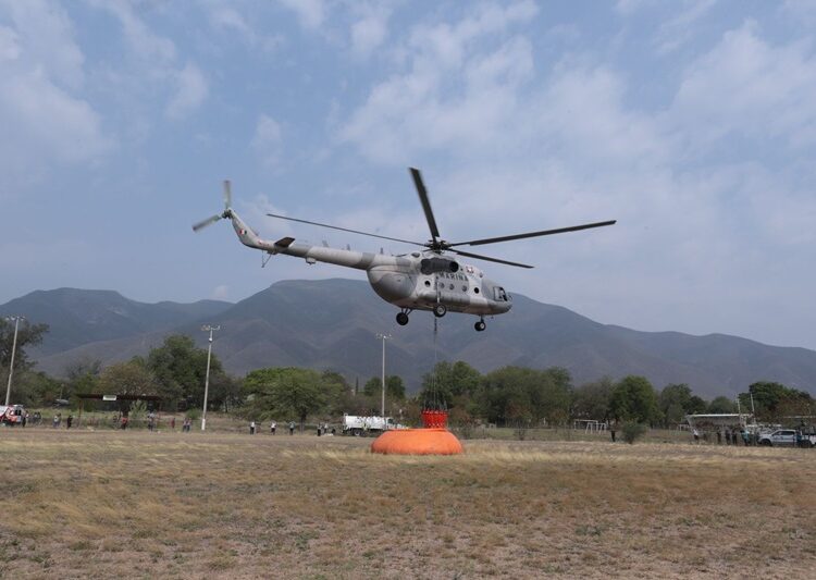 Inicia helicóptero de SEMAR combate a incendio en Cañón del Novillo